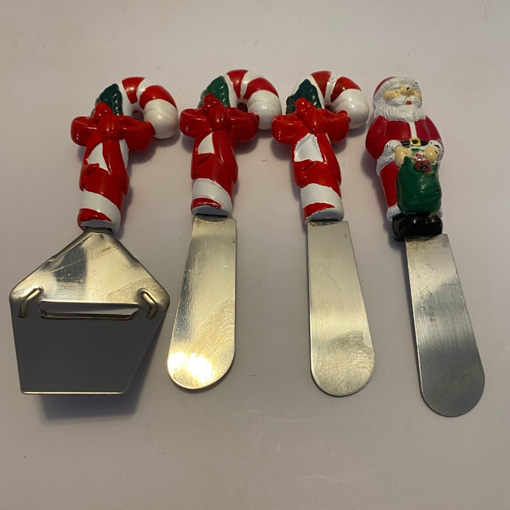 Vintage Christmas Spreaders Cheese Butter Stainless Steel Plastic Knives 4 Pcs
